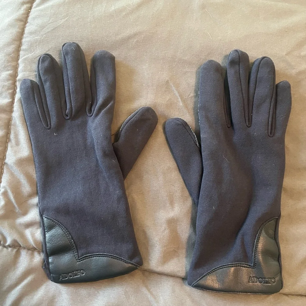 Gloves with leather detailing